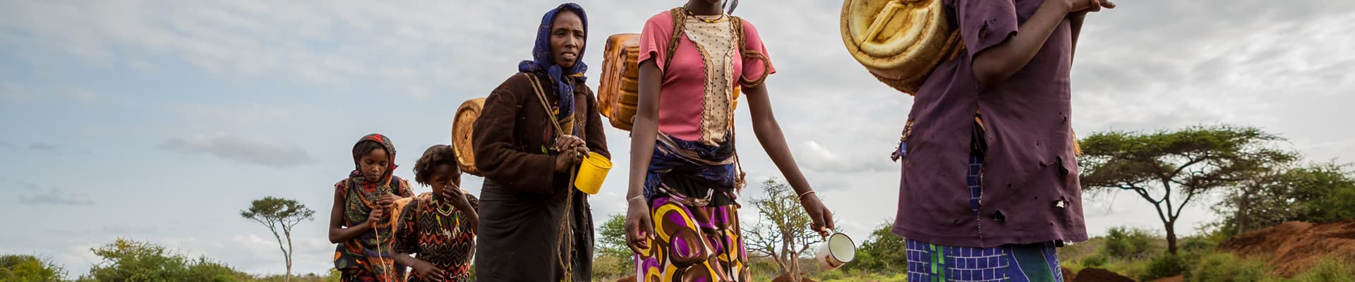 Le donne e le ragazze di un villaggio raccolgono l'acqua da un bacino di acqua piovana che viene purificata prima dell'uso, il 19 giugno 2012 nel villaggio di Gayo, Etiopia.