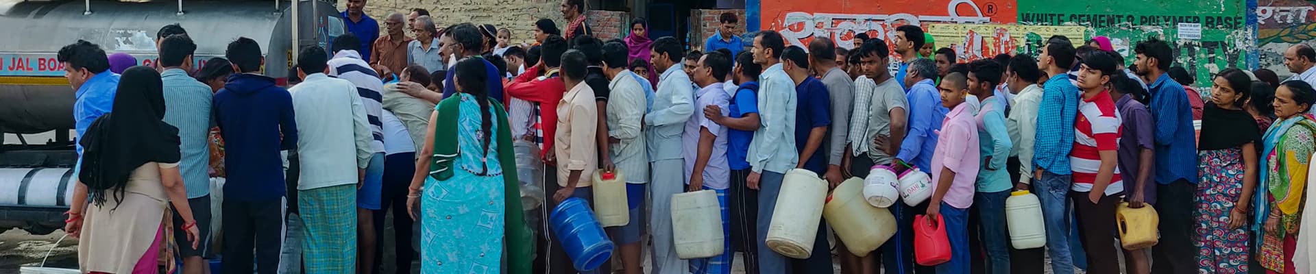 La gente fa la fila per prendere l'acqua da una cisterna a Delhi Jal al mattino presto. Questo mostra la scarsità d'acqua nelle società densamente popolate.